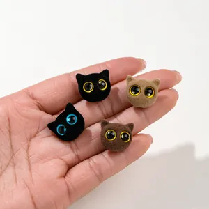 Mini perles de chat en acrylique floqué pour bijoux DIY présentées sur la main