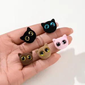 Gros plan de perles de chat en acrylique floqué avec de grands yeux pour le DIY