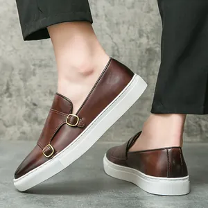 Sneaker da uomo in pelle marrone con eleganti fibbie dorate e suola bianca
