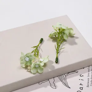 Primo piano dettagliato di piccoli fiori di seta artificiale per accessori per capelli fai da te