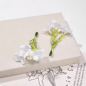 Primo piano di piccoli fiori di seta artificiale per accessori per capelli fai-da-te