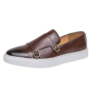 Mocassini classici in pelle marrone con doppia fibbia monk e suola sneaker bianca uomo