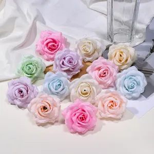 Varietà di teste di rose finte colorate con rugiada per matrimoni e composizioni fai-da-te