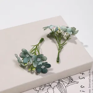Primo piano di piccoli fiori in tessuto artificiale per accessori per capelli fai da te e hobby