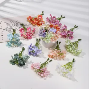 Dettaglio ravvicinato di mini fiori di seta artificiale colorati per accessori fai da te