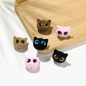 Gros plan de mignonnes perles de chat floquées aux grands yeux brillants pour bijoux DIY