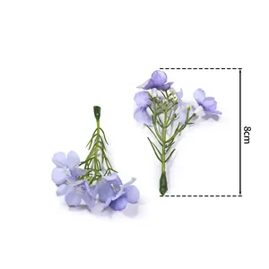 Vista dettagliata di fiori di seta artificiale viola alti 8 cm per il fai da te.