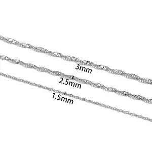 Detailansicht von drei Edelstahl-Wasserwellenketten in den Breiten 1.5mm, 2.5mm und 3mm.