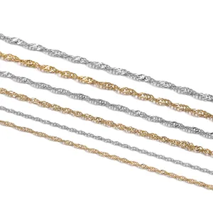 Detailansicht von Gold- und Silber-Wasserwellenketten aus Edelstahl für die Schmuckherstellung