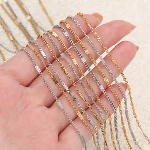 Detailansicht verschiedener Gold- und Silberketten aus 304 Edelstahl für DIY-Schmuck.
