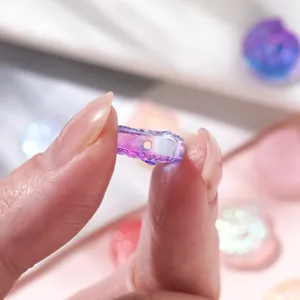 Detailaufnahme einer violetten Schnecken-Glasperle mit Loch für DIY-Schmuckherstellung.
