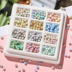 Primer plano de cuentas de vidrio facetadas marbreadas de 4mm para creación de joyas