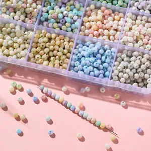 Detalle de cuentas de vidrio facetadas de 4 mm en tonos pastel para creación de joyas DIY
