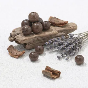 Makroansicht natürlicher Sandelholzperlen mit feiner Holzmaserung für DIY-Schmuck