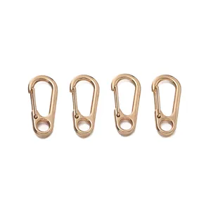 Set professionale di quattro mini moschettoni dorati per portachiavi fai da te e ciondoli borsa