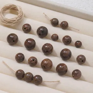 Detailaufnahme von natürlichen Sandelholzperlen für DIY-Schmuck auf Samttablett