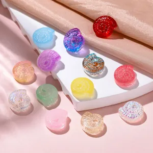 Makro-Detailaufnahme von bunten Macaron-Schnecken-Glasperlen für DIY-Schmuckzubehör