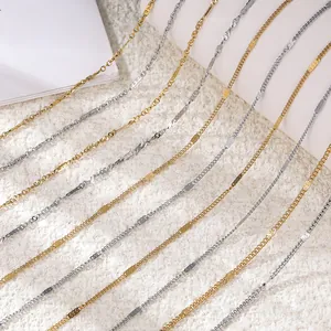 Detaillierte Makroansicht verschiedener DIY-Ketten aus 304 Edelstahl in Gold und Silber