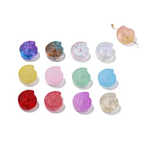 Detailansicht von schneckenförmigen Glasperlen in lebhaften Macaron-Farben für DIY-Schmuckherstellung