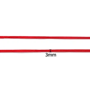 Dettaglio che mostra la larghezza di 3 mm della rafia rossa per scatole regalo
