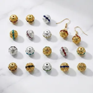 Vista detallada de cuentas metálicas huecas de 10 mm con diamantes de colores para DIY