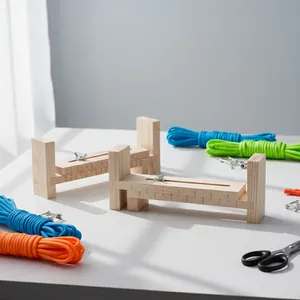 Verstellbare Paracord-Jig aus Holz mit farbigen Schnüren für kreative DIY-Armbänder
