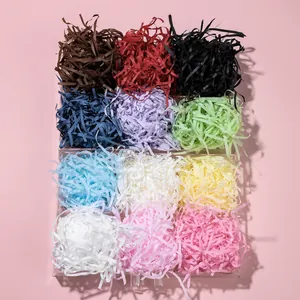 Vista dettagliata di carta triturata colorata raffia per riempimento scatole regalo
