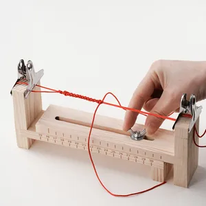 Detailansicht der verstellbaren Holz-Webvorrichtung für DIY-Paracord-Armbandhandwerk