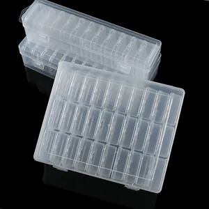 Vue détaillée de boîtes de rangement en plastique transparent à compartiments pour perles.