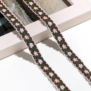Nahaufnahme-Detailansicht von kleinem Blumenstickerei-Spitzenband mit Wellenrand