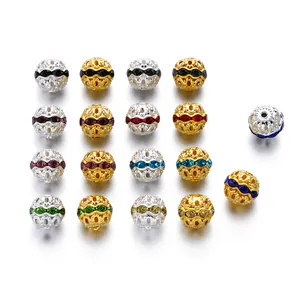 Detalle macro de cuentas espaciadoras huecas de 10mm con diamantes de imitación para joyería DIY