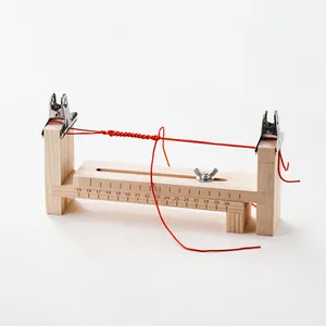 Makroansicht der verstellbaren Holzwebvorrichtung für handgefertigte Armbänder