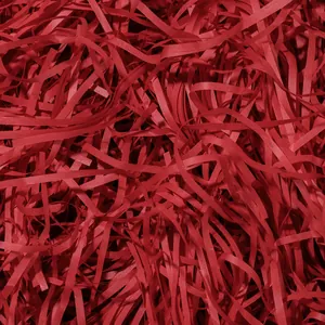 Primo piano di carta triturata rosso acceso per riempimento scatole regalo di lusso