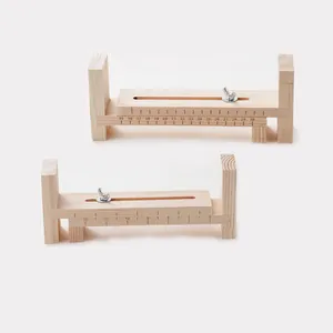 Detailansicht eines Webwerkzeugs aus Holz mit Linealmarkierungen für handgefertigten Schmuck