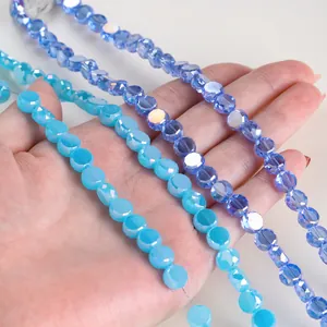 Makrodetail von facettierten 8mm Glasperlen in Himmelblau und Lavendel für DIY-Schmuck