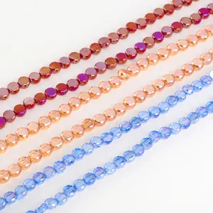 Detailaufnahme von bunten 8mm facettierten flachen runden Glaskristallperlen für Schmuck