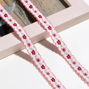 Nahaufnahme von Blumenstickband mit zarten, gewellten Bogenkanten für Dekoration