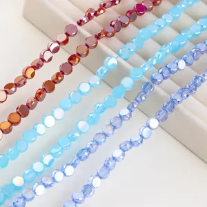 Nahaufnahme von 8mm facettierten flachen runden Glaskristallperlen für DIY-Schmuck