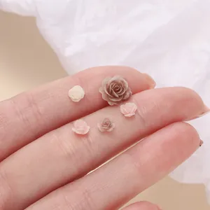 Detailreiche Makroaufnahme von Mini-Rosen-Charms aus Harz für Nagelkunst und DIY-Schmuckherstellung