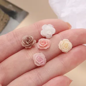 Detailansicht von fünf Mini-Resin-Rosen für Nagelkunst und DIY-Bastelarbeiten