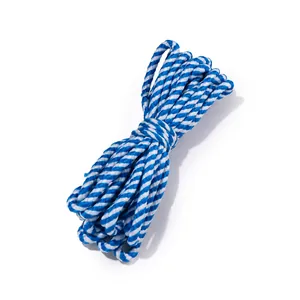 Détail macro de la corde en coton torsadée bleu et blanc pour bricolage et emballage.