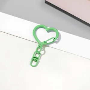 Vue détaillée du fermoir mousqueton vert en forme de cœur pour vos loisirs créatifs DIY