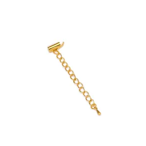 Détail d'un fermoir à tube coulissant doré avec chaîne d'extension pour bijoux DIY.