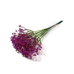 Ein Strauß künstlicher lila Schleierkrautblumen für DIY-Haus- und Hochzeitsdeko