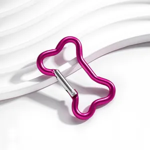 Détail macro du mousqueton en aluminium fuchsia en forme d'os avec fermoir à ressort