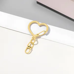 Détail d'un fermoir mousqueton jaune mat en forme de cœur pour la création de bijoux