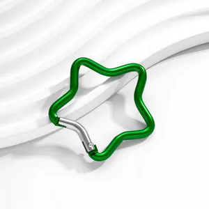 Gros plan détaillé d'un mousqueton en aluminium vert vif en forme d'étoile brillante