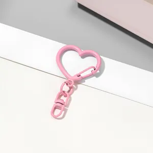 Gros plan d'un fermoir à ressort rose en forme de cœur pour bijoux et sacs de DIY