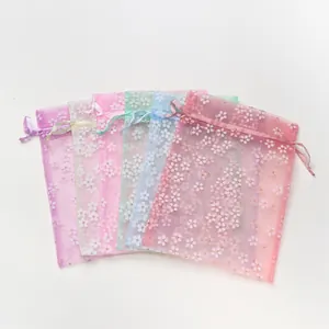 Gekleurde organza zakjes met trekkoord en delicate bloemenprints voor cadeaus