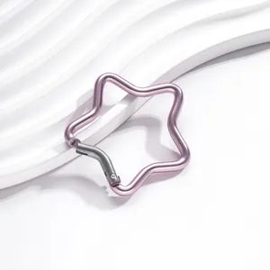 Vue détaillée d'un mousqueton en aluminium rose en forme d'étoile pour porte-clés
